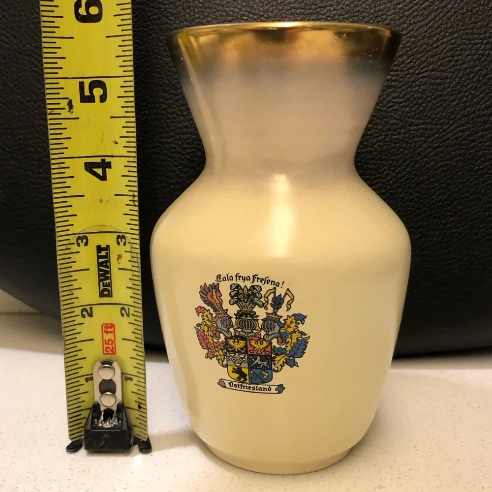 Vintage West Germany Vase with Coat of Arms Ancien A Vendre 6” x 3”